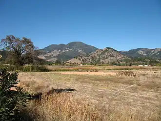 Вид на гору со стороны городка Калистога