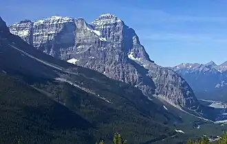 гора Стивен возвышается над перевалом Кикинг-Хорс