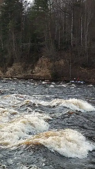 Дети-спортсмены тренируются в начале мая на одном из Боровицких порогов