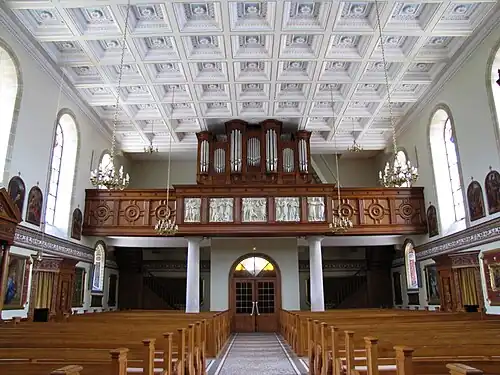 Интерьер, вид на орган