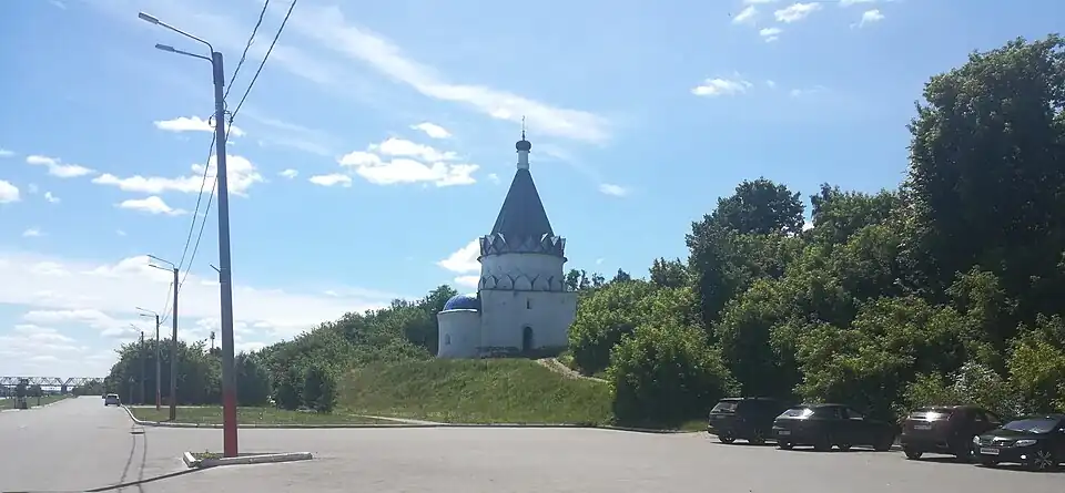 Вид храма с набережной Оки