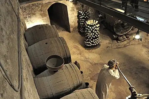 Воспроизводение интерьера средневековой монастырской винодельни (Пьедра)