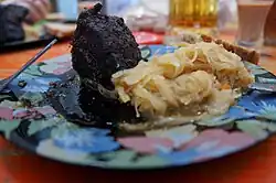 Муцбратен с квашеной капустой и хлебом