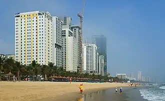Пляж и прибрежная застройка района Миан
