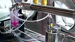 Внутри бокса биологической безопасности класса III с платформой контроля аэрозолей