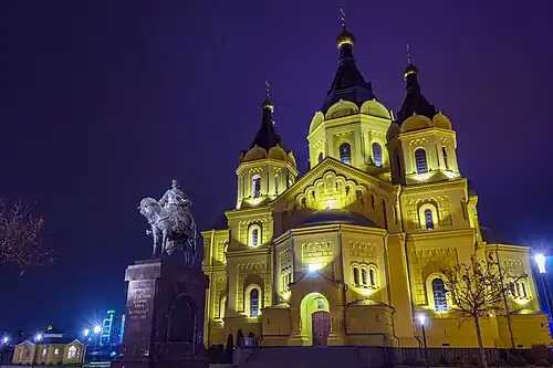 Памятник князю Александру Невскому рядом с храмом (2021)