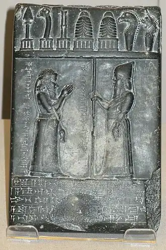 Набу-апла-иддин (справа) подтверждает пожалование земли высокопоставленному лицу носящему то же имя