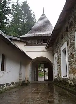 Надвратная башня юго-восточного входа в монастырь. Слева видны монашеские кельи, справа — трапезная. (фото 2007 г.)