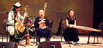 Выступление группы Намгар. В центре музыкант с четырёхструнной чанзой