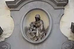 Мадонна с Младенцем. Горельеф портала главного фасада. 1697
