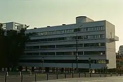 Вид через Малый Конюшковский переулок на дом Наркомфина