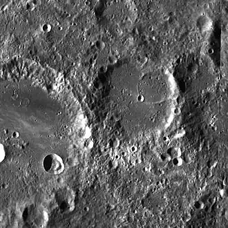 Снимок зонда Lunar Reconnaissance Orbiter. Кратер Нассау в центре снимка, в левой части снимка кратер Ван де Грааф.