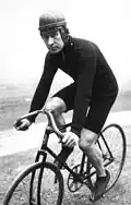 велоспортсмен Нэт Батлер в шлеме 1910 год