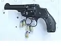 Smith & Wesson Safety Hammerless[англ.] (производились с 1887 года по 1940 год.) с предохранителем в виде клавиши на задней стенке рукоятки, которую стрелок нажимает, обхватывая рукоятку ладонью