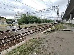 Железнодорожные пути рядом с платформой