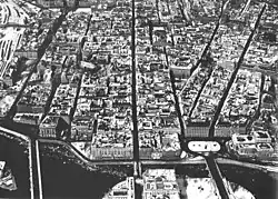 Норрмальм до перестройки, 1930. Большая улица в центре — это Дроттнинггатан, большой собор слева — это церковь святой Клары