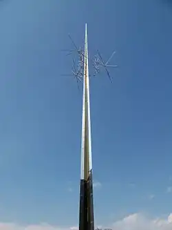 Ad Astra ("к звездам"), скульптура на входе в здание