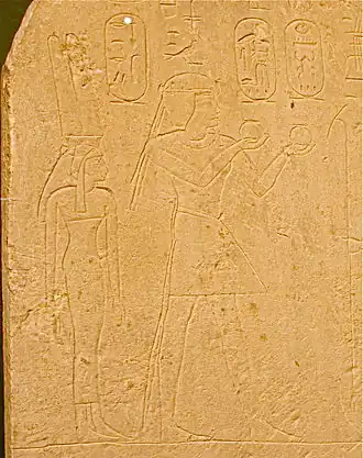 Нефертари и Тутмос на стеле из Египетского музея в Лейпциге (ФРГ)