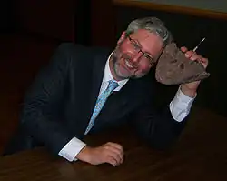 Шубин со слепком черепа тиктаалика после выступления в Университете Талсы