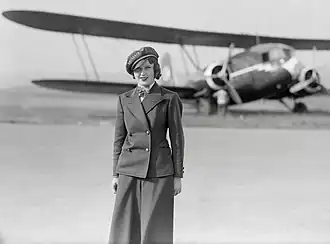 Нелли Динер на фоне Curtiss AT-32C