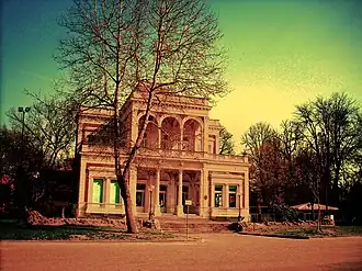 Здание астрономической обсерватории в парке.