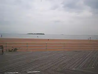 Остров Хофмен (слева) и Суинборн (справа), вид с Саут Бич, Статен-Айленд