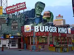 Закусочная и «дом с привидениями» в туристическом районе Клифтон-Хилл