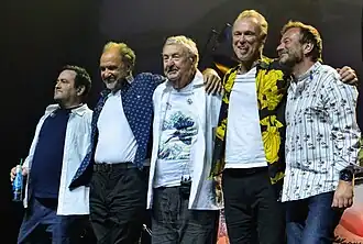 Nick Mason's Saucerful of Secrets в 2022 году: Ли Харрис, Гай Пратт, Ник Мейсон, Гэри Кемп, Дом Бекен