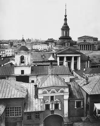 На первом плане — надвратная церковь Рождества Иоанна Предтечи Богоявленского монастыря, далее расположенные через дорогу строения Никольского монастыря — колокольня и собор. Фото из альбома Н.А.Найденова, 1883