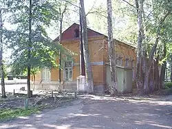 Вокзал на станции Нижний Ломов. Вид с привокзальной площади. 2006 год