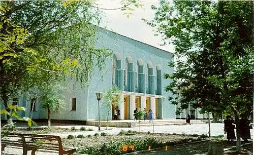 Здание института в Нукусе до 2015 года