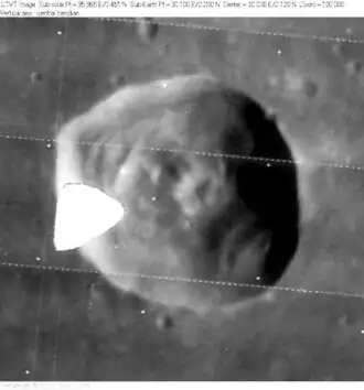 Снимок зонда Lunar Orbiter - IV. Белое пятно на снимке – артефакт изображения.