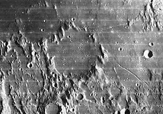 Снимок зонда Lunar Orbiter – IV. Кратер Реомюр в центре снимка, вверху слева кратер Оппольцер.