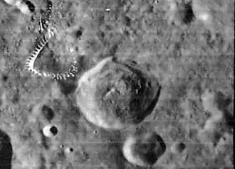 Снимок зонда Lunar Orbiter – IV. Полоса в верхней левой части снимка – артефакт изображения.