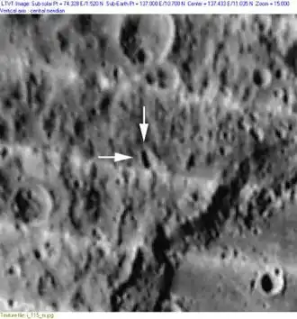 Снимок зонда Lunar Orbiter - I. Кратер Резерфорд отмечен стрелками, в нижней правой части снимка северо-западная часть кратера Менделеев.