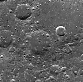 Снимок зонда Clementine. Кратер Канницаро в центре снимка, верхнюю часть снимка занимает кратер Почобут, в верхней левой части – кратер Омар Хайям.