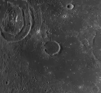 Снимок зонда Lunar Reconnaissance Orbiter. Кратер Тальбот в центре снимка, в левой верхней части – кратер Холдейн.