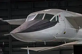 Козырёк остекления кабины опущен вместе с верхней панелью носового обтекателя. Режим взлёта и посадки