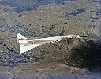XB-70 «Валькирия» в полёте (законцовки крыла опущены)