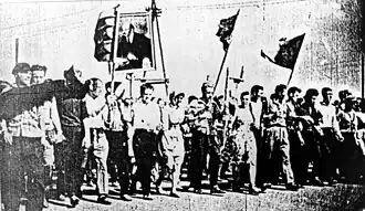 Демонстранты пересекают мост через реку Тузлов, направляясь к зданию горкома. Новочеркасск, 2 июня 1962 года.