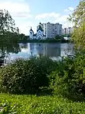 Вид на пруд и здание «Храма Всех святых в Земле Российской просиявших»