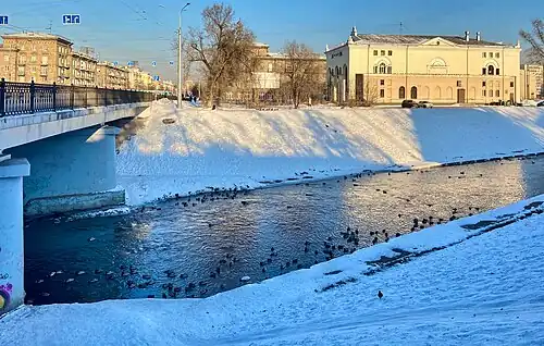 Вид на Абу и кинотеатр зимой