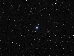 Звезда Ню Близнецов (самая яркая звезда на фото) в видимом свете. Звезда HD 257937 (компонент B), скорее всего, является фоновой