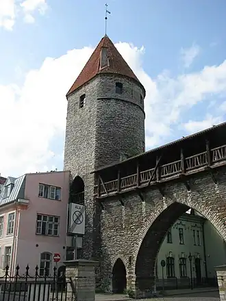 Вид на башню Нуннаторн и ворота Клоостри с территории гимназии Густава Адольфа