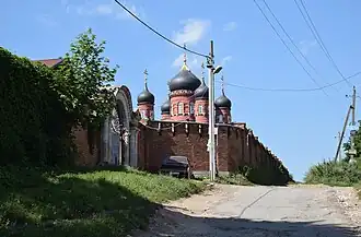 Вид на стены Крестовоздвиженского монастыря с улицы в Лукино