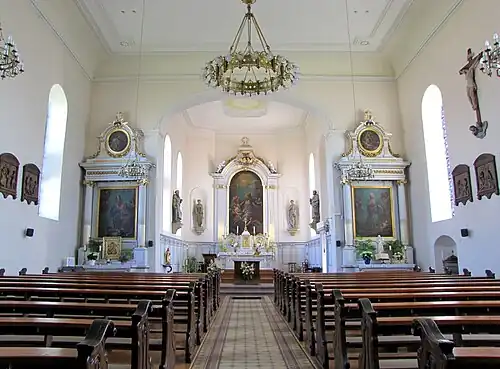 Интерьер, вид на алтарь