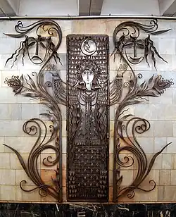 Кованая композиция на путевой стене