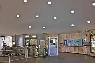 Внутри вестибюля, турникеты на вход, сохранились оригинальные кассовые окна (слева), слева от кабины дежурного турникет типа УТ-2000