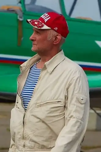 Олег Колесников на фоне своего самолёта