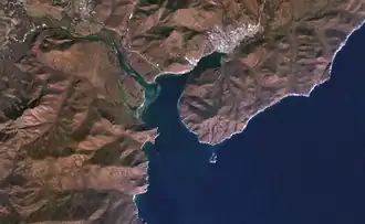 Залив Ольги, устье реки Аввакумовка, посёлок Ольга и остров Чихачёва